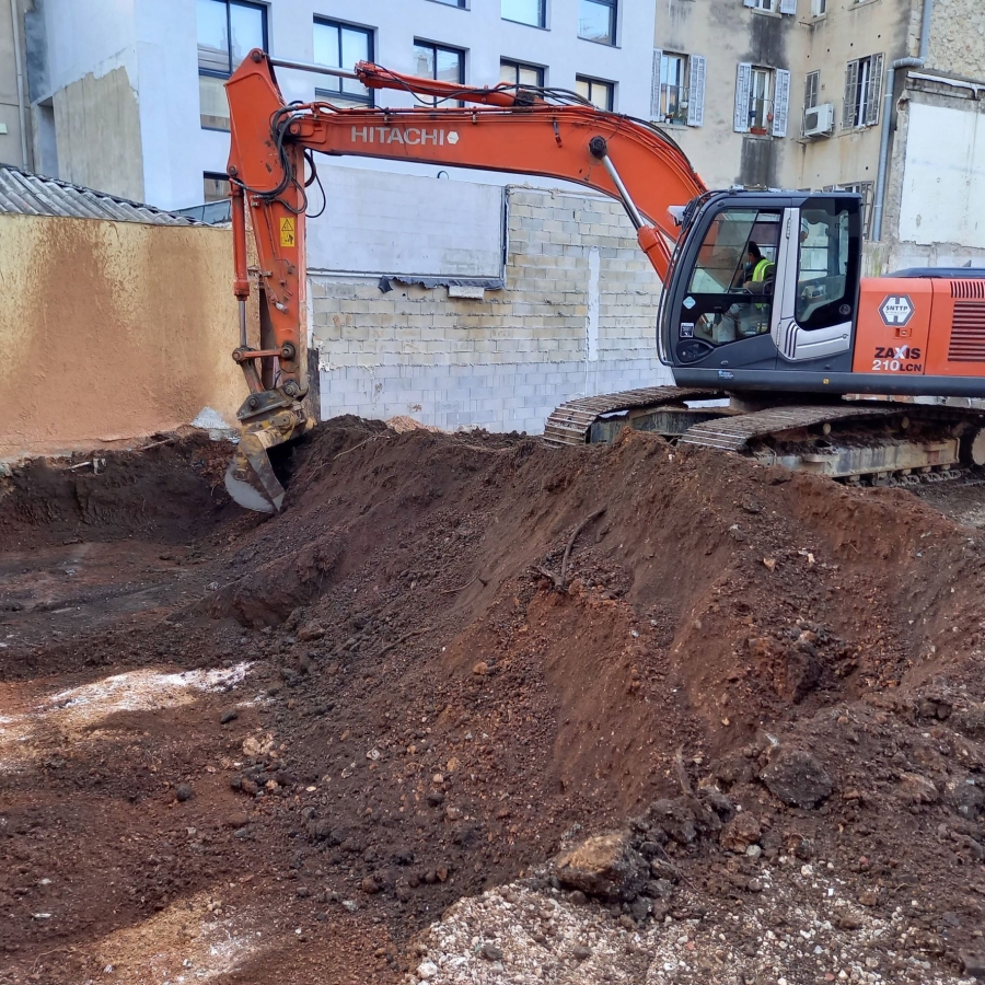 pelleteuse en action sur un chantier de terrassement à Toulon