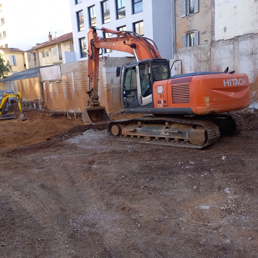 pelleteuse en action sur un chantier de terrassement à Toulon